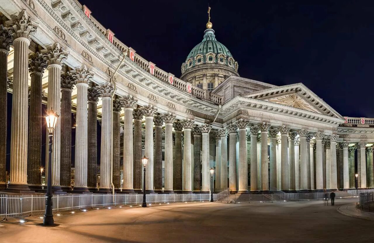 Колоннада Казанского собора в Санкт-Петербурге. Колоннада Казанского собора. В стиле классицизма построены