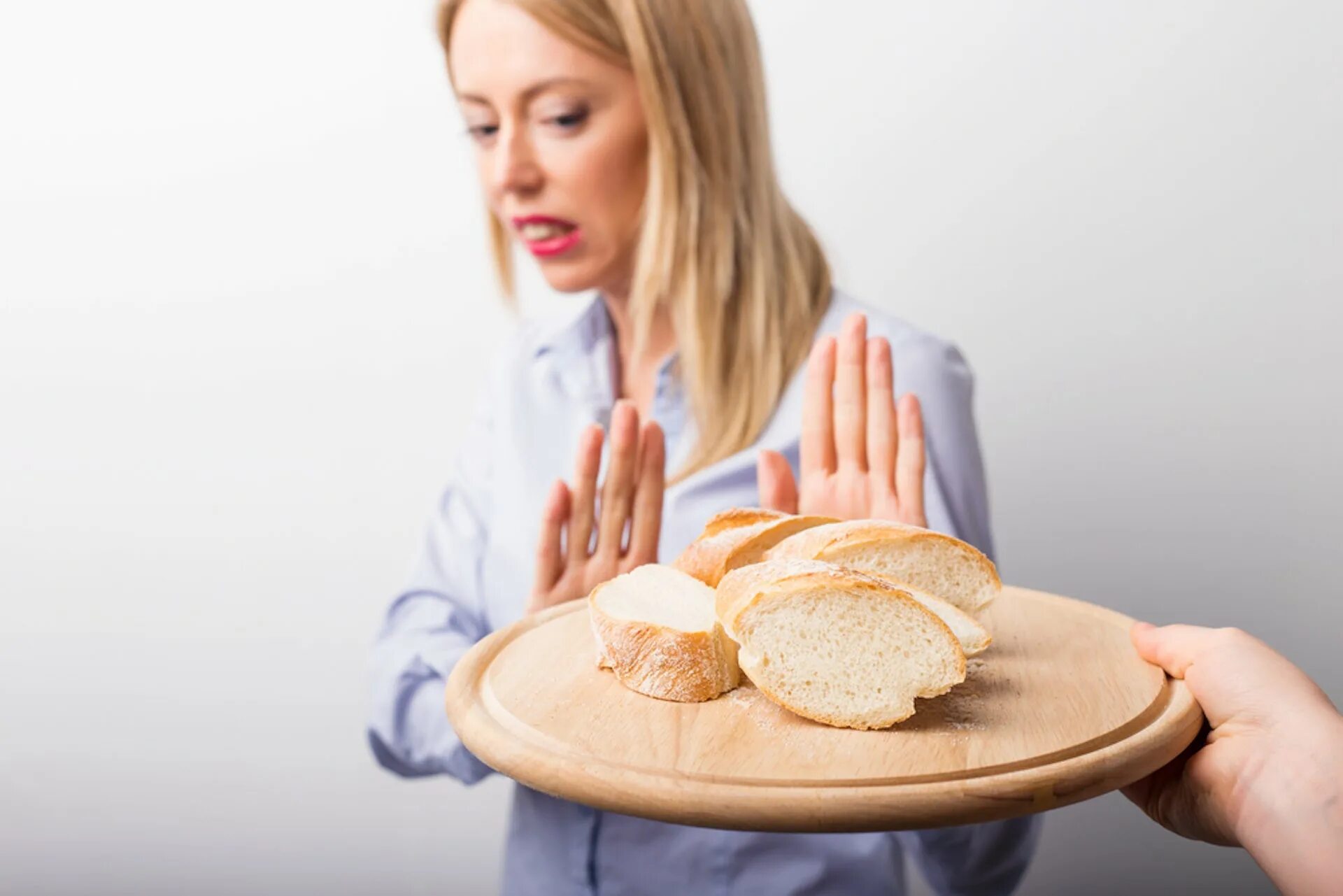 Человек есть хлеб. Человек ест хлеб. Отказывается от еды. Ограничения в еде. Девушка ест хлеб.