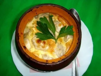 Пельмени в горшочках с грибами в духовке