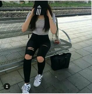 красивые девушки брюнетки. красивые стильные брюнетки. зендая в черном костюме. спортивный стиль девушки. костюм кошечки для девушки.