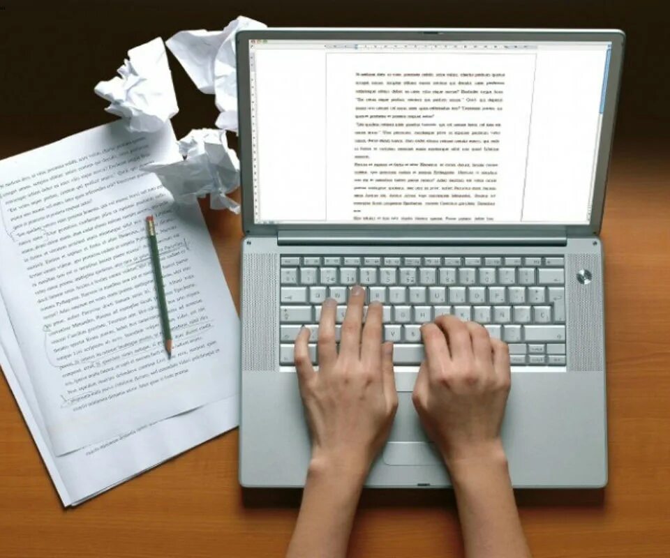 Выполнение студенческих работ на заказ. Будьте осторожны во всемирной паутине. Копирмейстер. Человек за столом. Студентка.