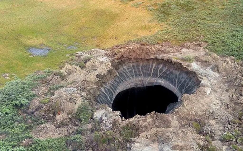 Остался в воронке. Воронка от мины 240 мм. Воронки от взрывов первой мировой. Воронка от взрыва. Воронки от взрывов.