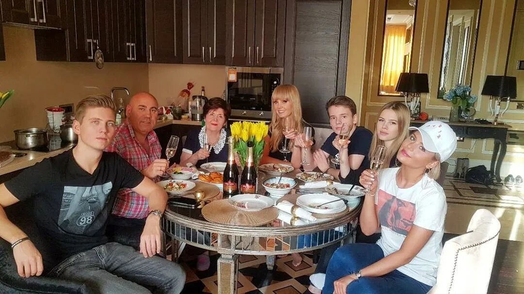 где сейчас семья валерии. семья певицы валерии. где сейчас семья валерии. дети валерии певицы сейчас. пригожин и валерия с сыном.