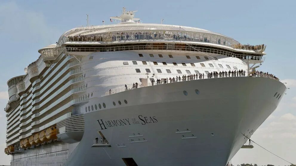 Harmony of the seas круизный лайнер. Спасательная шлюпка оазис морей вместимость. Длина самого большого корабля. Оазис морей круизный лайнер. Хармони оф зе сиас.