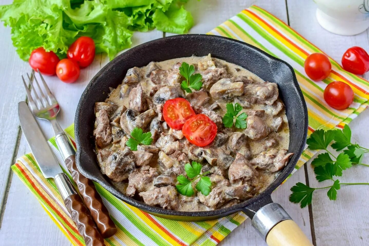 Приготовить куриную печень на сковороде вкусно быстро. Печень с шампиньонами. Куриная печень с грибами. Куриная печень в сметанном соусе. Печень куриная тушеная.