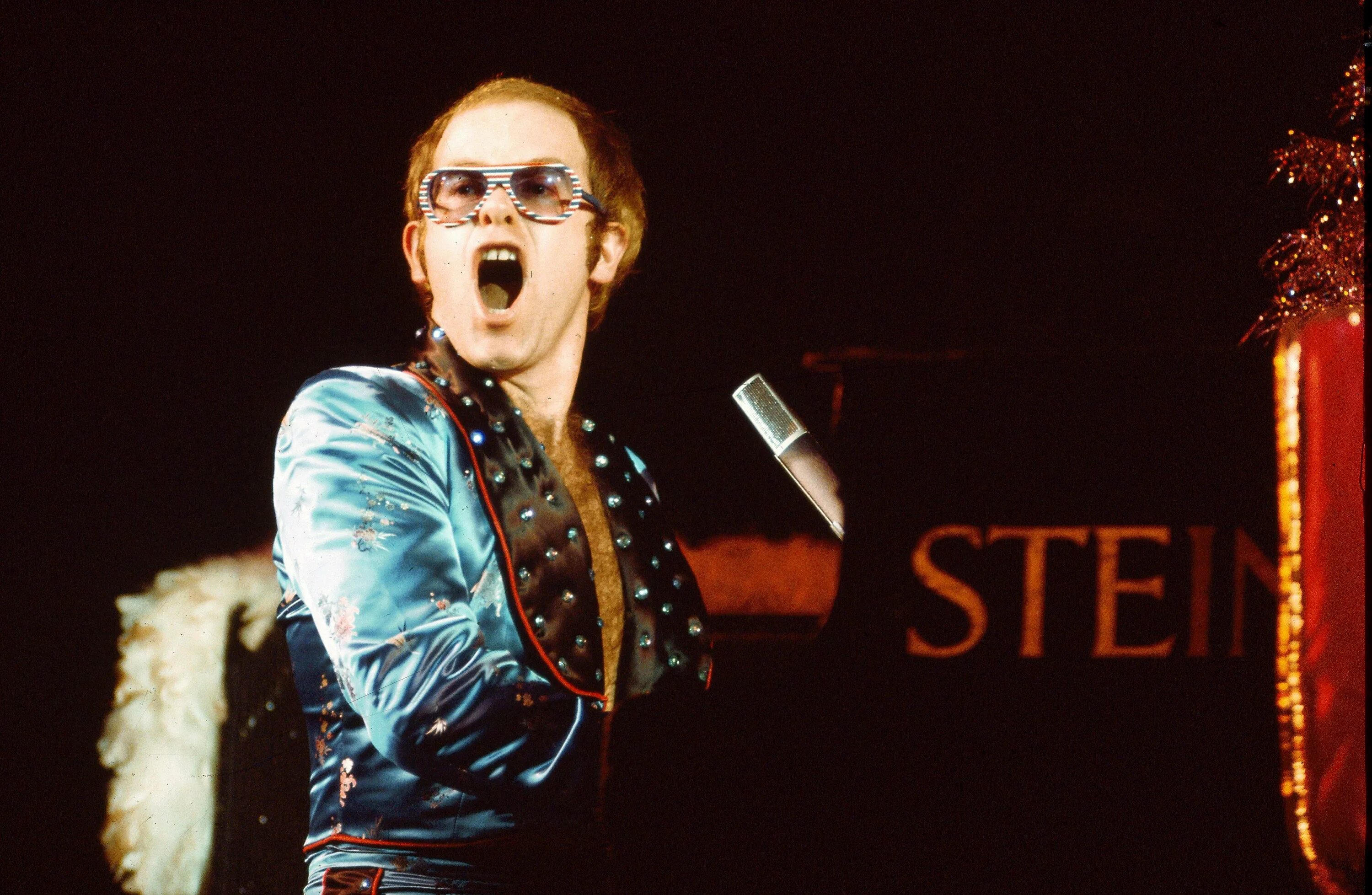 Elton john rock. Элтон Джон альбомы. Элтон Джон обложка. Джон коттон певец. Элтон Джон картинки альбомов.