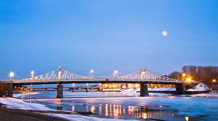 Мост Твери зимой. Тверь набережная зимой. Набережная Волги Тверь зима. Набережная Твери зимой Тверь зимой.