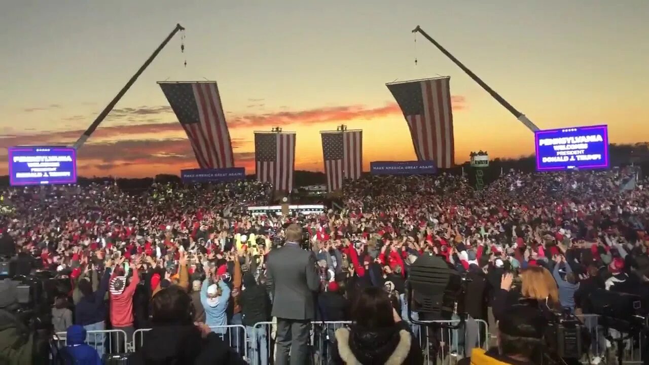 Trump Rally. Трамп на трибуне фото.