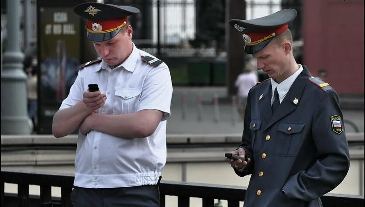 Переехать полицейского фотоприколы. Милиция прикол. Милиционер россии. Полиция ничего не делает. Сотрудники правоохранительных органов.