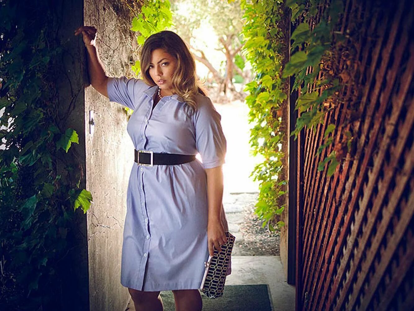 Эшли грэм стиль кэжуал. Фото полных девушек на улице. Эшли грэм наряды. Позы для полных женщин для фотосессии. Клементина модель плюс сайз.