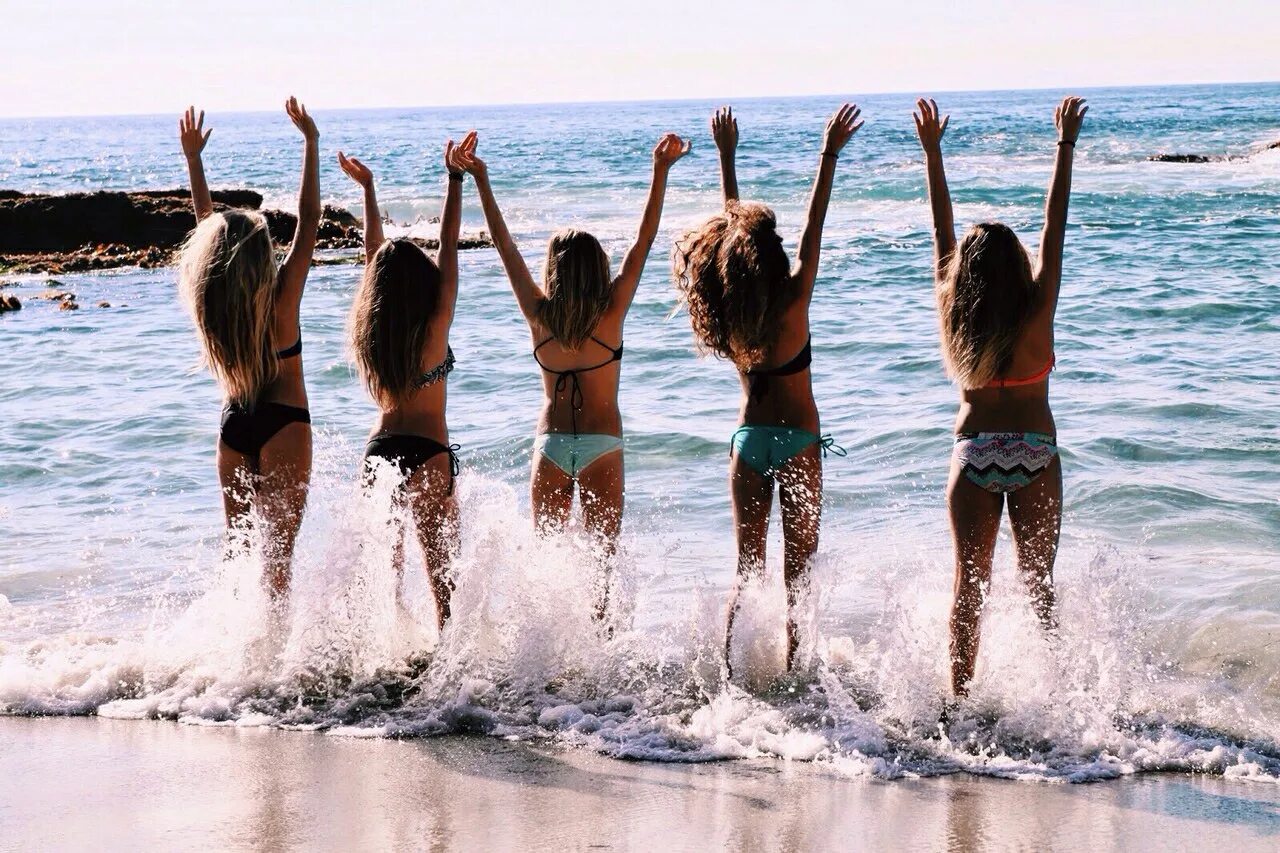 Подруги на море. Подруги на пляже. Подружки на море. Три девушки на море. Отдыхаем хорошо слушать