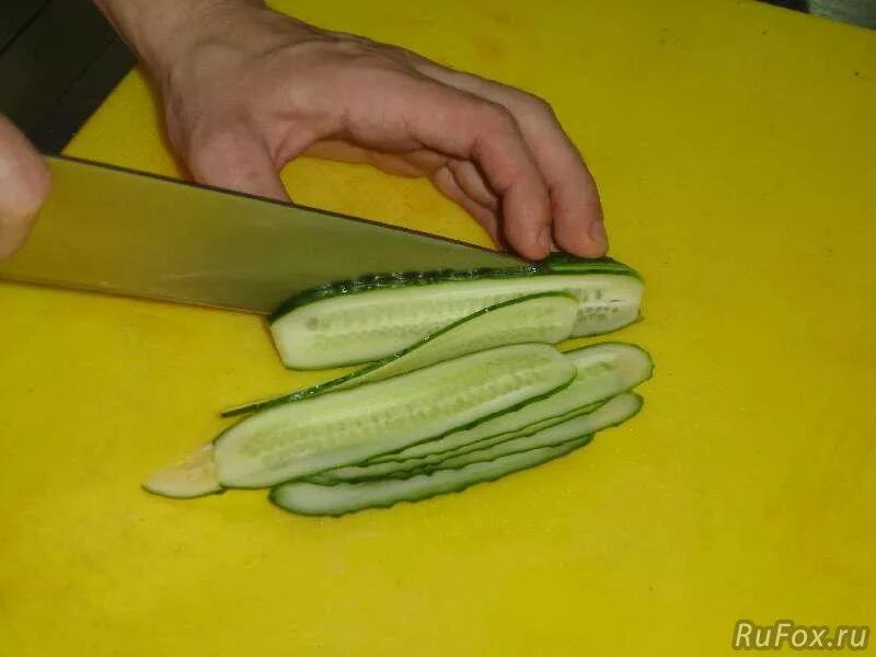Цукини и кабачки. Огурцы нарезанные кружочками. Цукини слайсами. Украшение слайсами из огурца. Слайсы огурца.