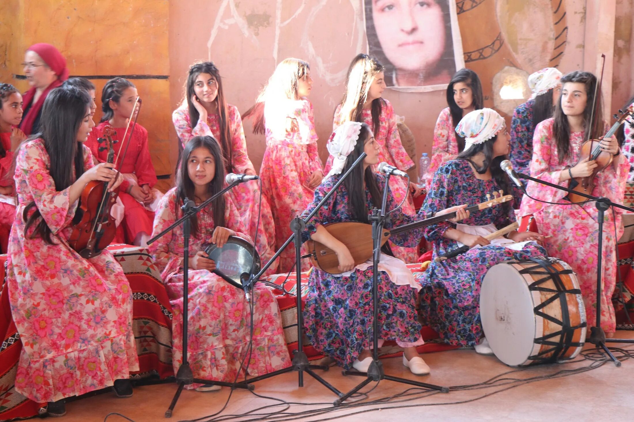 Народные песни курдов. Курманджи. Курдские песни 2021 год. Курдские певец карлик. Курдские песни курдские песни.