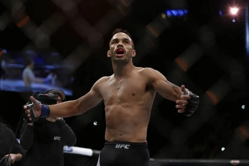 Роб фонт кайлер филлипс. Роб фонт боец юфс. джон линекер юфс 4. rob font ufc.