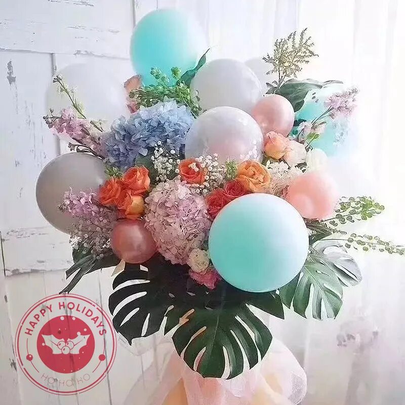 Композиция из шаров и цветов. Букет с воздушными шарами. Цветочная композиция с воздушными шарами. Композиция воздушный шар с цветами.