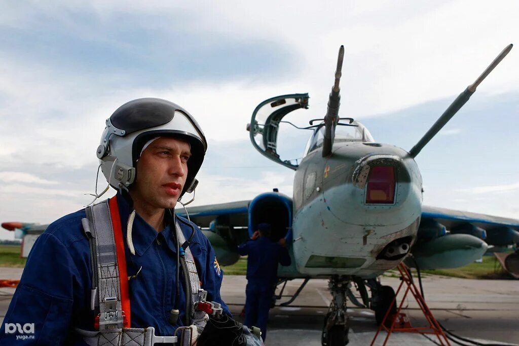 Военный летчик. Российские летчики. Летчик на фоне самолета.