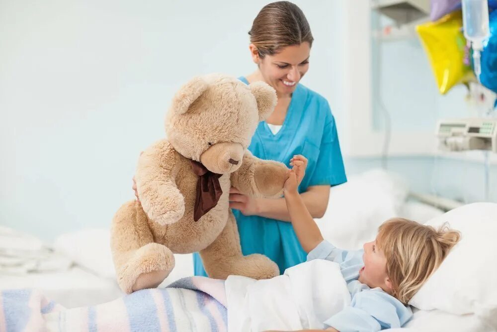 Работа с больными детьми. Медсестра и ребенок. Медсестра и малыш. Пациент ребенок. Медсестра ухаживает за ребенком.