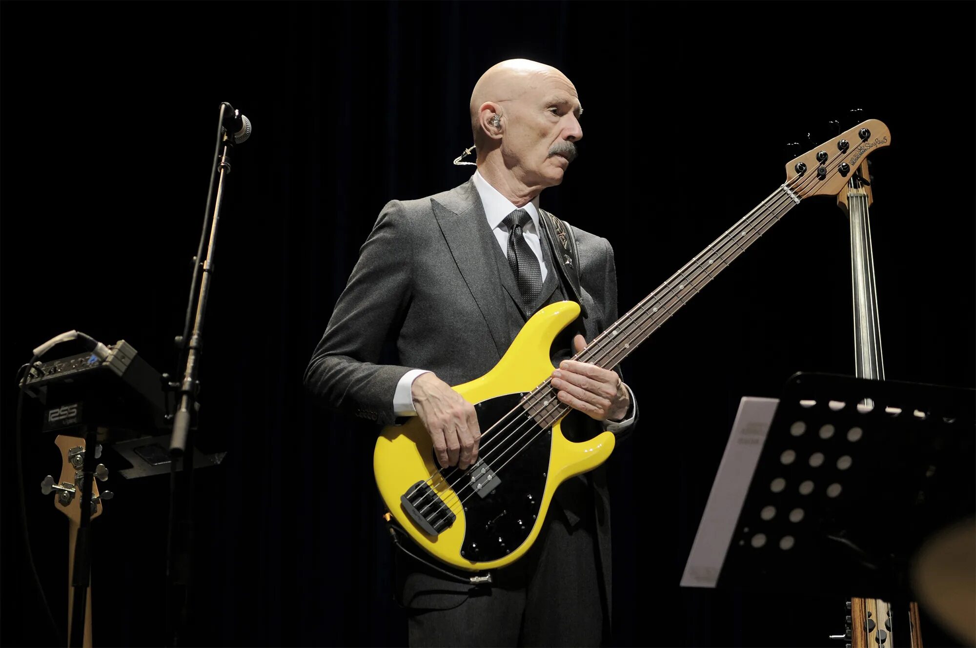 King of bass. Tony Levin. Тони Левин бас гитара. Тони Левин и стик. Anthony Frederick "Tony" Levin.