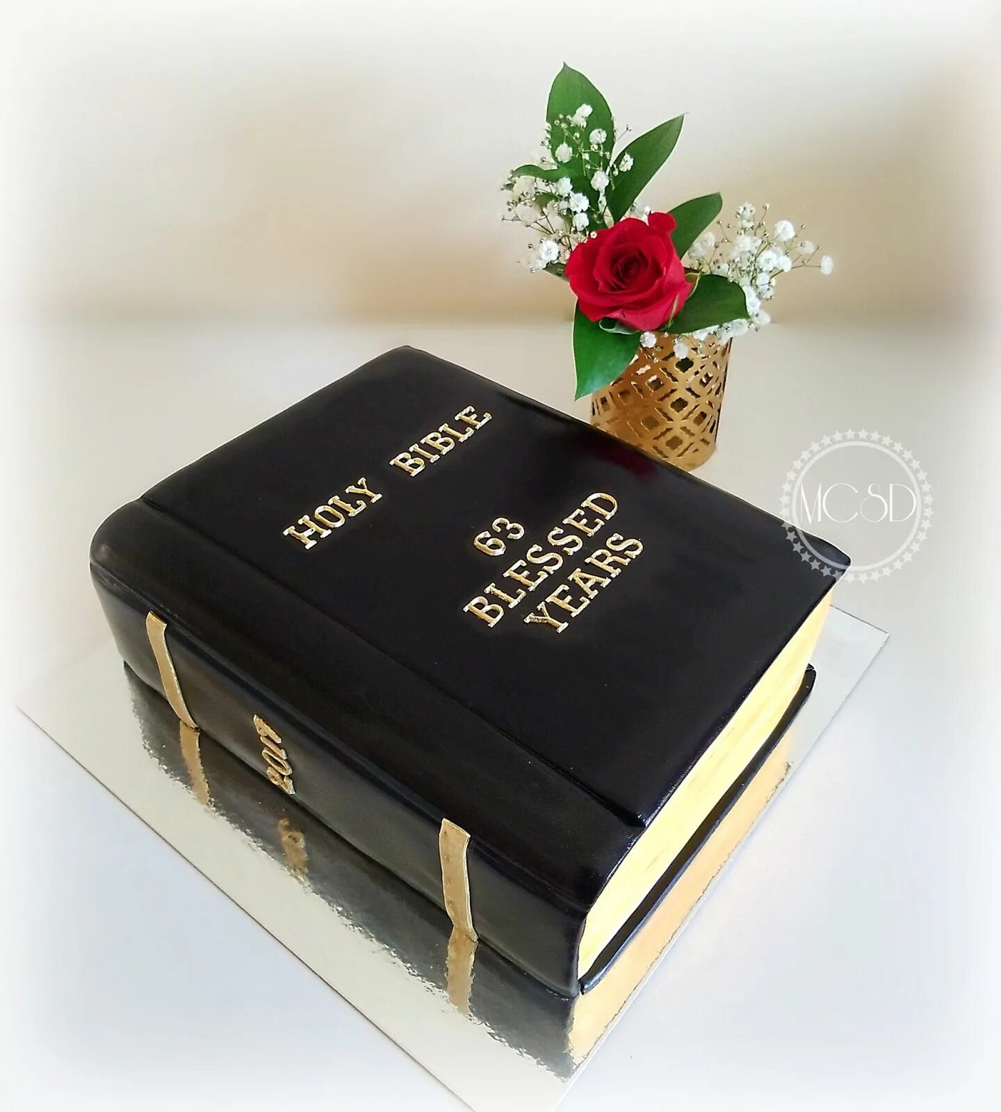 Креативные торты. Торт в виде книги для мужчины. Книги на день рождения девушке. Торт в виде книги. Торт книга.