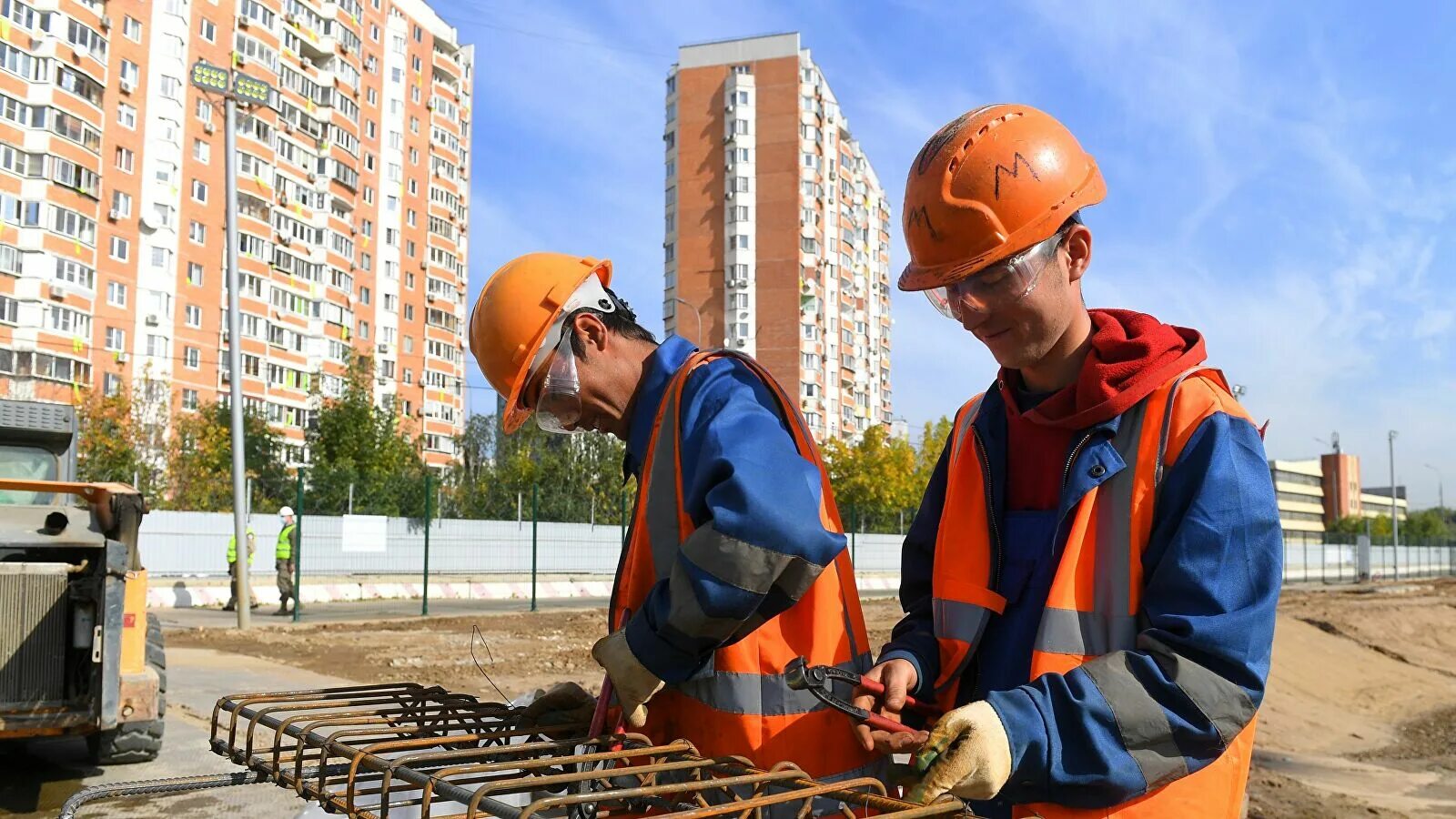 Первый строитель в россии. Строители. Рабочие на стройке. Стройка и строители. Строители в России.