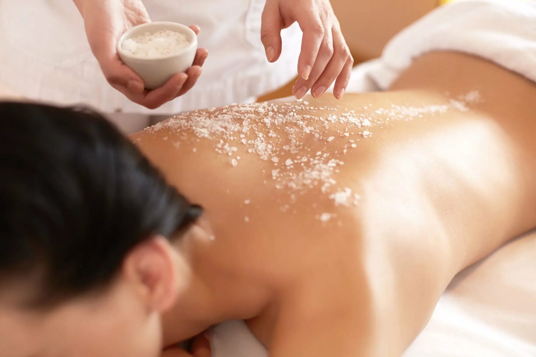 Нужно смывать масло после массажа. Spa скрабирование. Скраб для тела body Scrub. Пилинг массаж. Спа процедуры для тела.