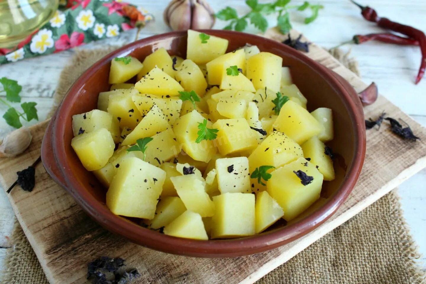 Рецепт картошки в микроволновке быстро. Картошка в микроволновке. вкусная картошка в микроволновке. вареная картошка. вареная картошка желтая.