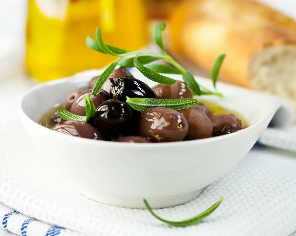 Мариновать маслины. Блюдо для оливок. Блюда с тимьяном. Итальянские закуски оливки. Оливки с розмарином.