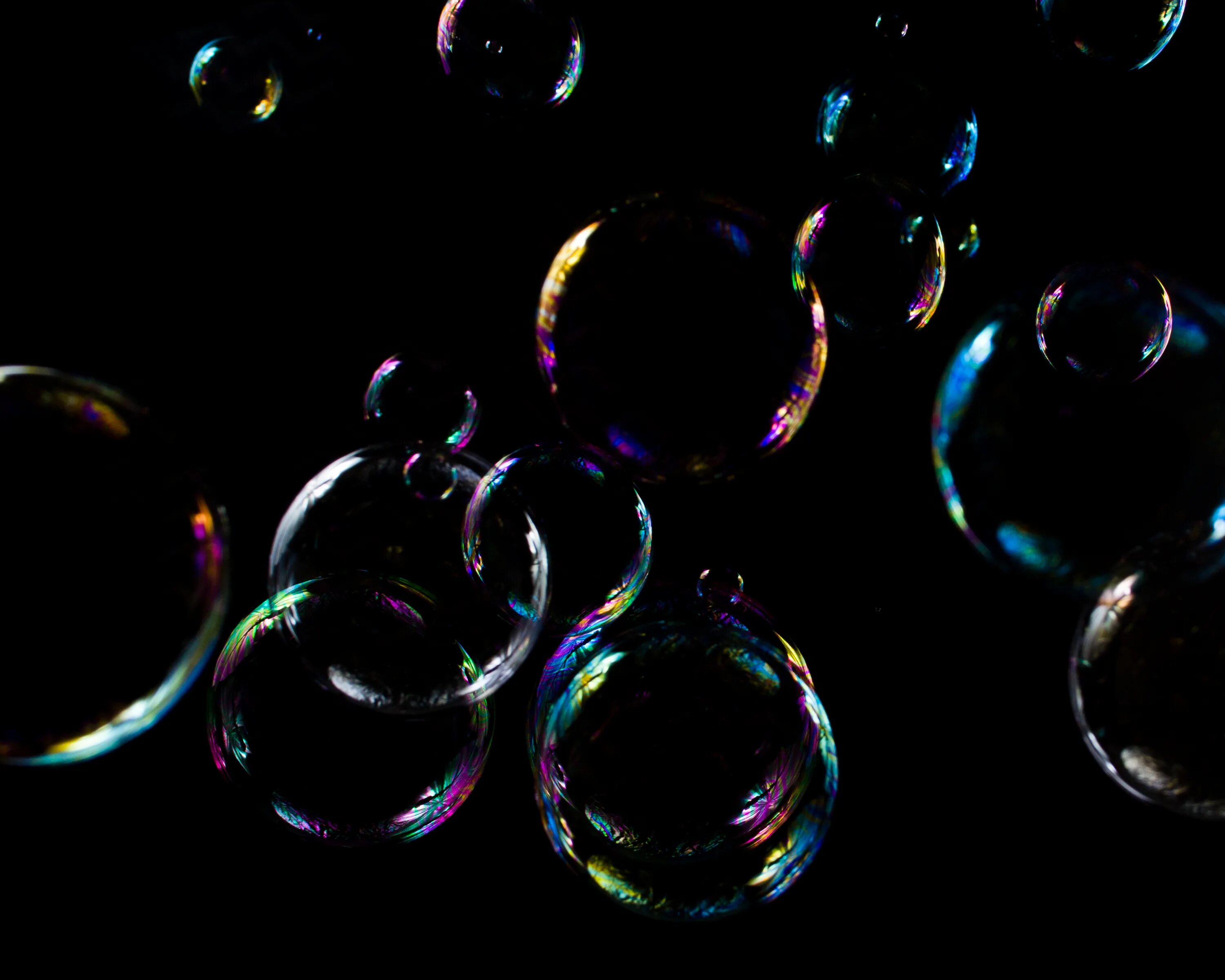Черные пузырьки. Мыльные пузыри. Разноцветные мыльные пузыри. Мыльные пузыри на черном фоне. Мыльные пузыри на темном фоне.