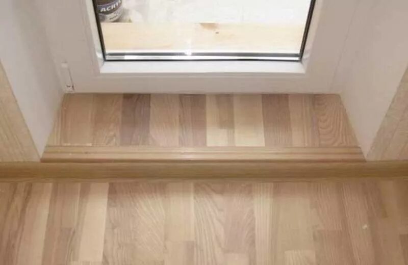 плинтус у двери балкона. под балконной дверью. пластиковый порог на балкон. пластиковая дверь на балкон. отделка порога на балкон.