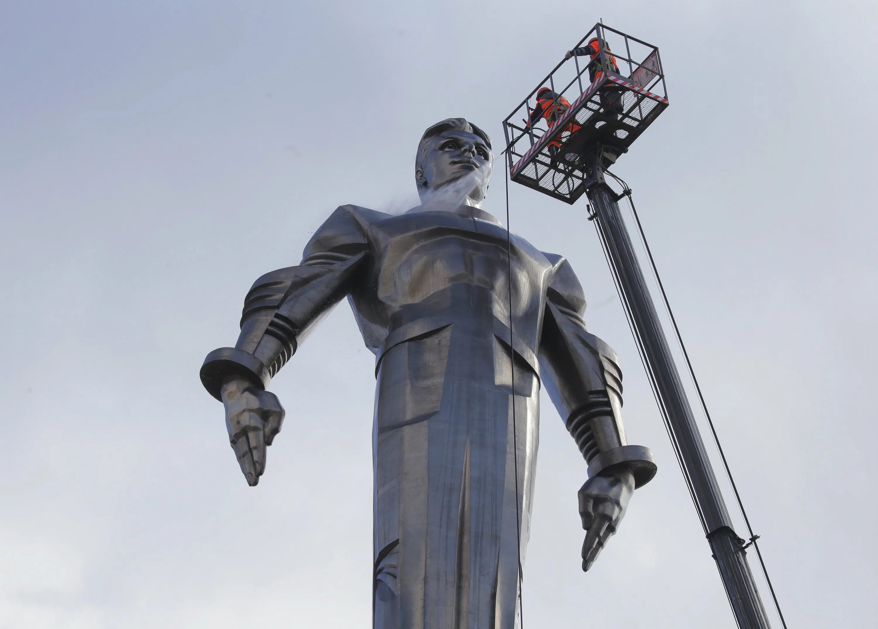 Статуя Гагарина в Москве на Ленинском проспекте. Памятник Юрия Гагарина в Москве. Памятник Гагарину Москва Ленинский проспект. Памятник Юрию Гагарину в Москве на Ленинском проспекте.