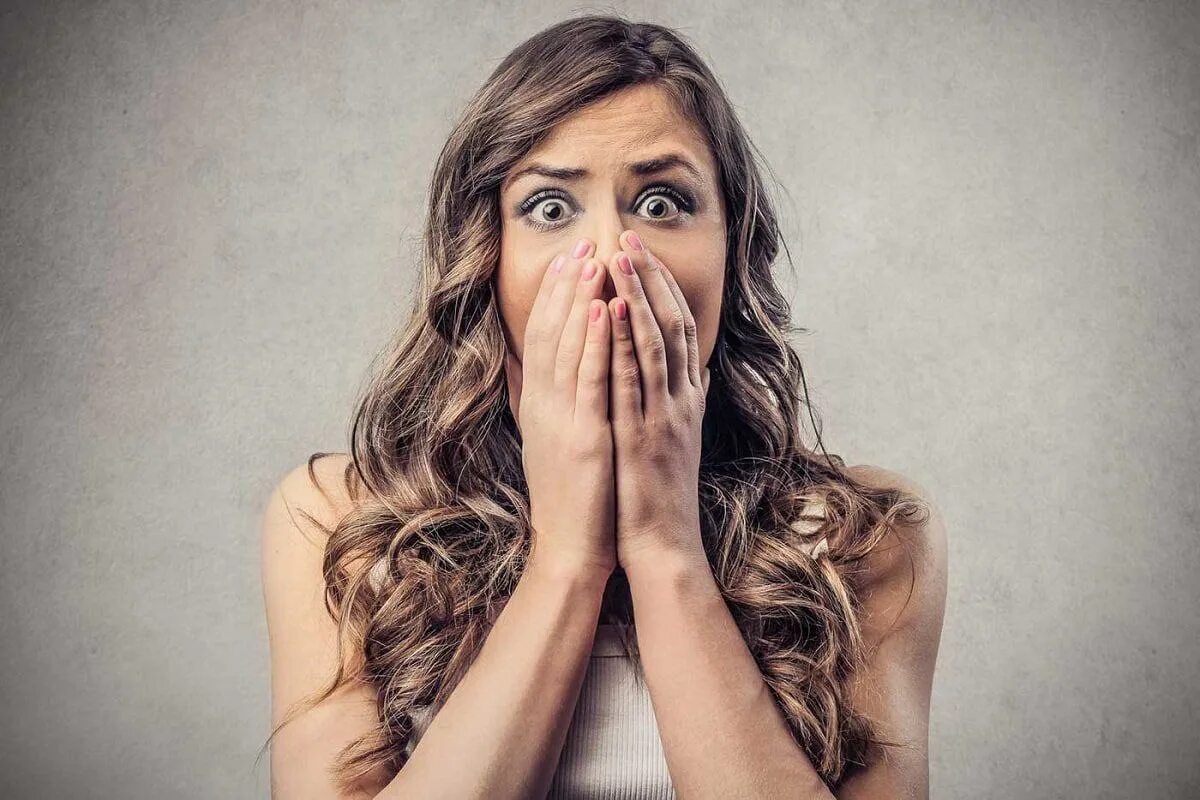 испуганная женщина. удивленный китаец. сильное удивление. удивленные глаза. испуганный парень.