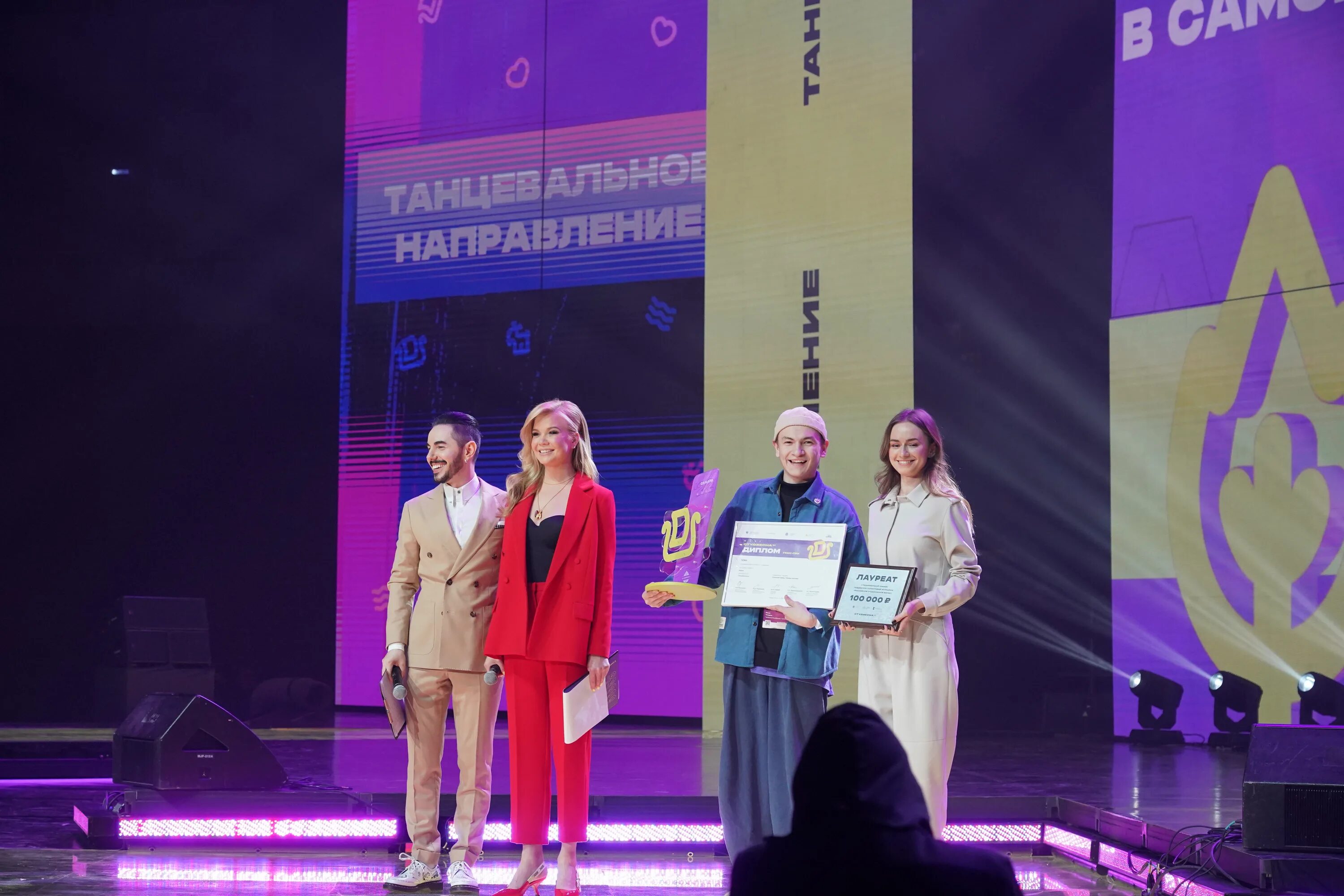 гана николаевна бурзиева анапа. кинотаврик фото. киргинцеву пятого театра. ведущая закрытия фестиваля. театр современник птица феникс.