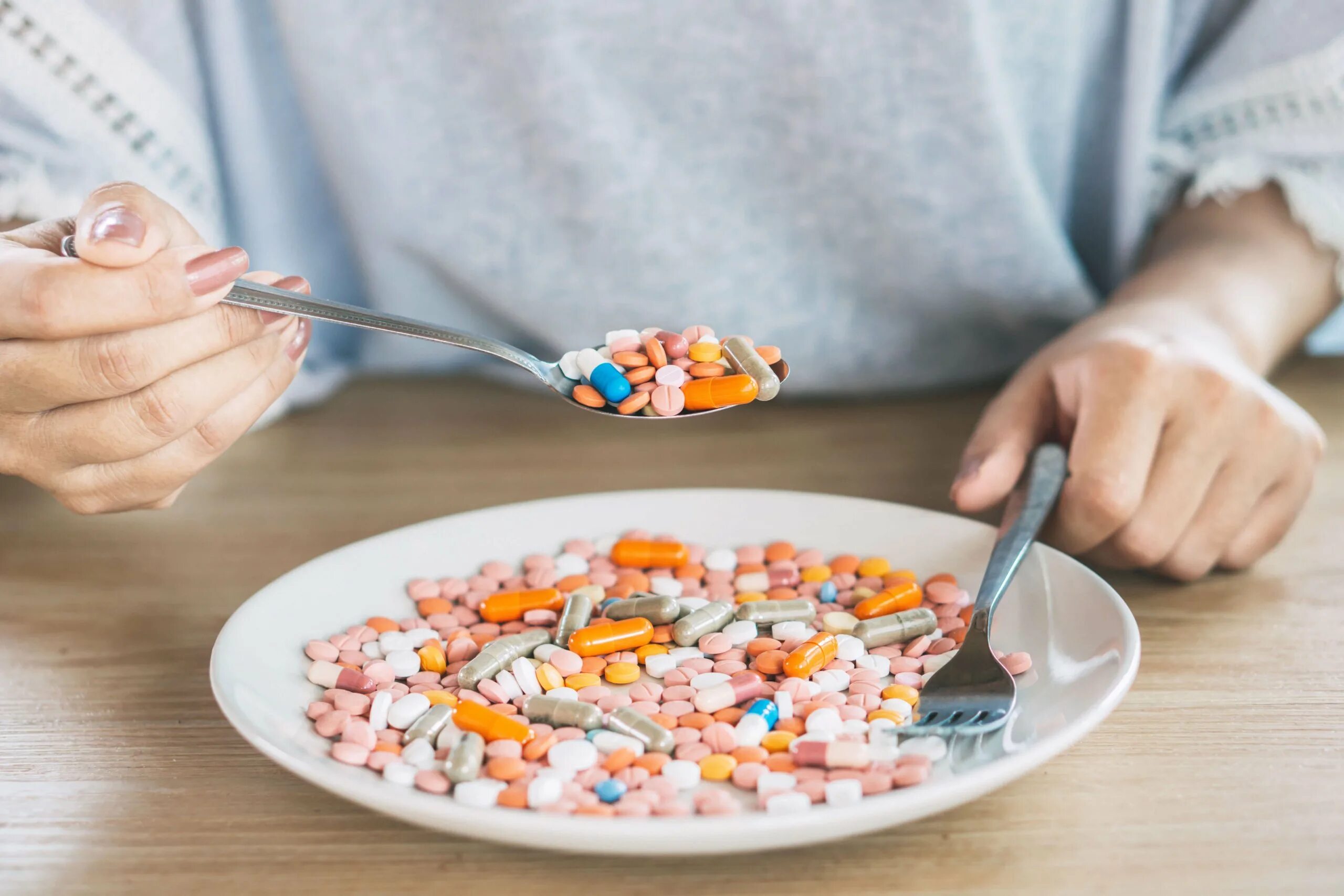 смешные названия таблеток. много лекарств. поедание таблеток. большие таблетки. существует таблетка.