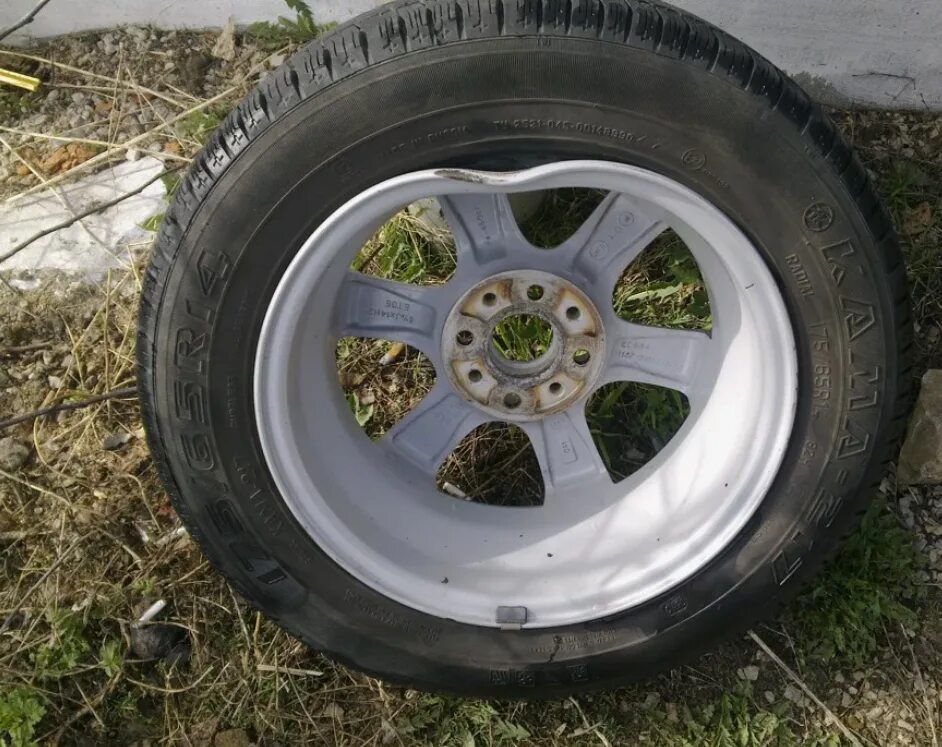 Погнутый литой диск. Кривые диски. Китайские диски. Сломанный диск. Кривые диски на авто.