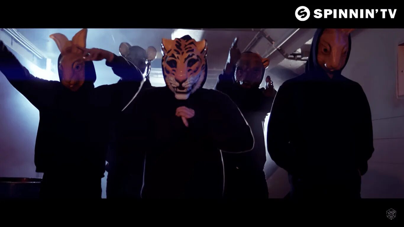 Песня animals martin garrix. Martin Garrix animals 2013. Клип с масками животных.