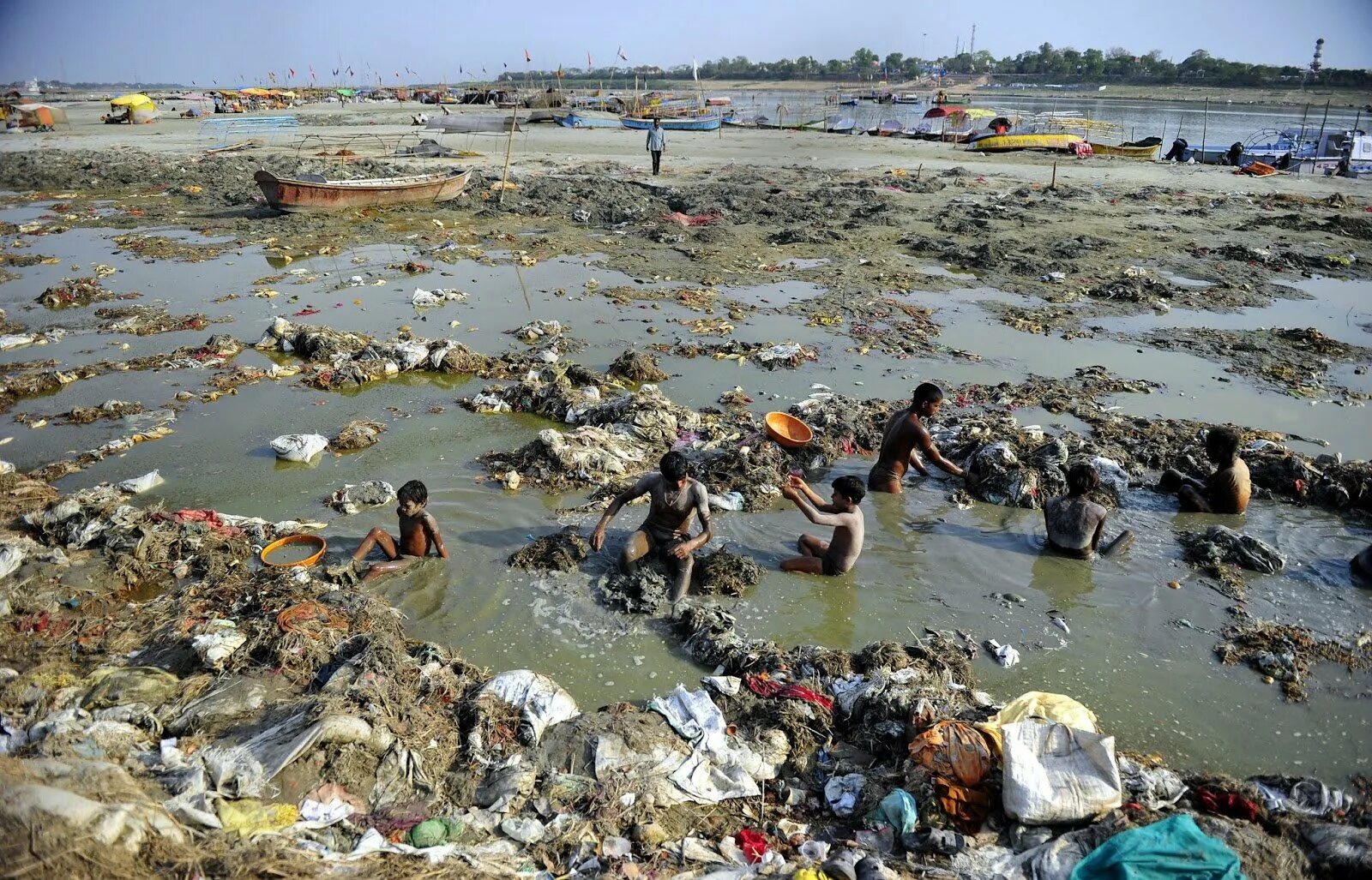 Река ганг самая грязная река в мире. Река Ганга Индия самая грязная река в мире.