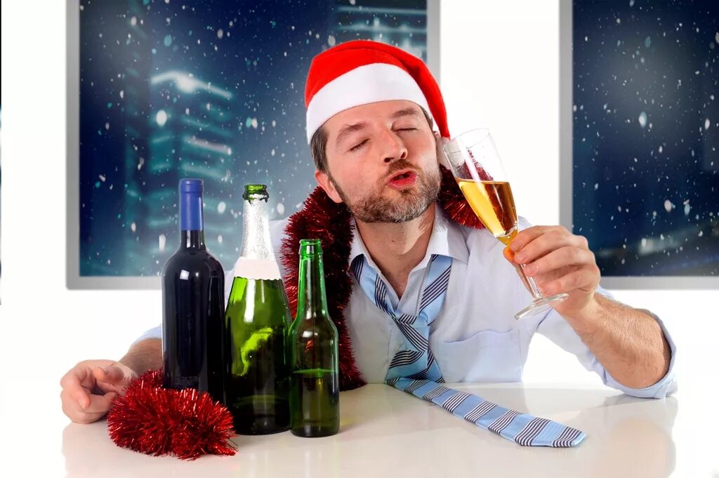 Новогоднее застолье в баре. Новогодняя пьянка. Шампанское на новогоднем столе. Вино на новогоднем столе. Дед мороз с бокалом шампанского.
