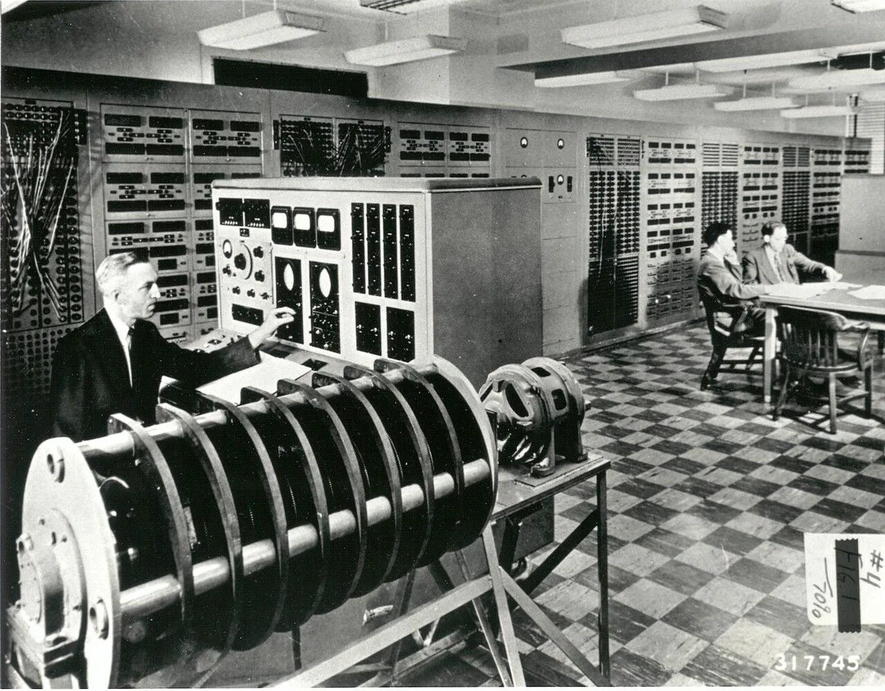 Компьютер 20 века. Компьютер 1950. ЭНИАК компьютер. Компьютер 1969.