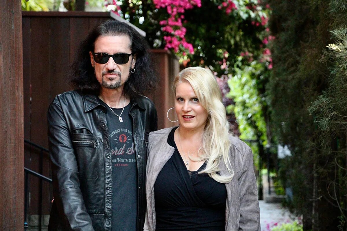 Bruce Kulick. Брюс Кулик Kiss. Bruce Kulick with wife. Брюс кулик