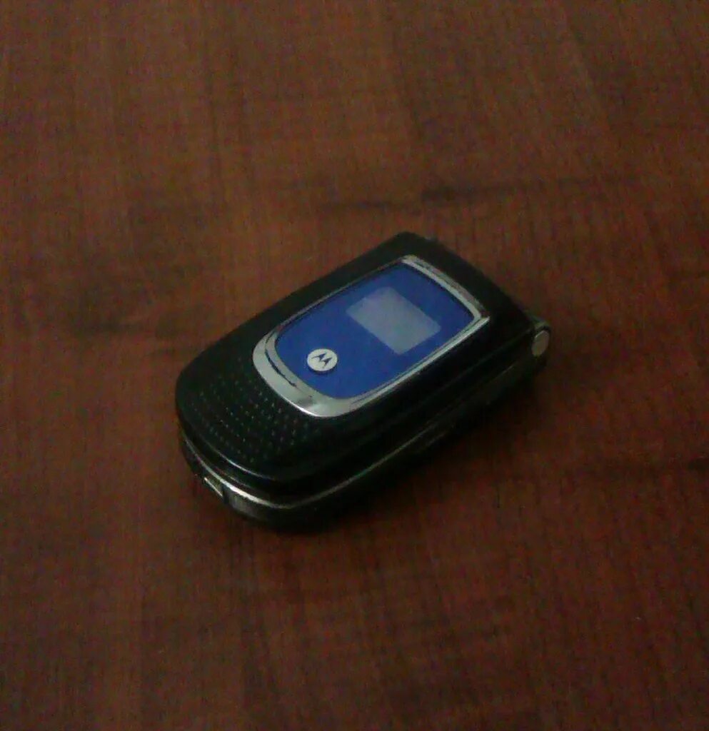 Motorola razr 2007. Моторола e365. Моторола кнопочный 125. Моторола 2000х. Первый сотовый телефон моторола 2000.