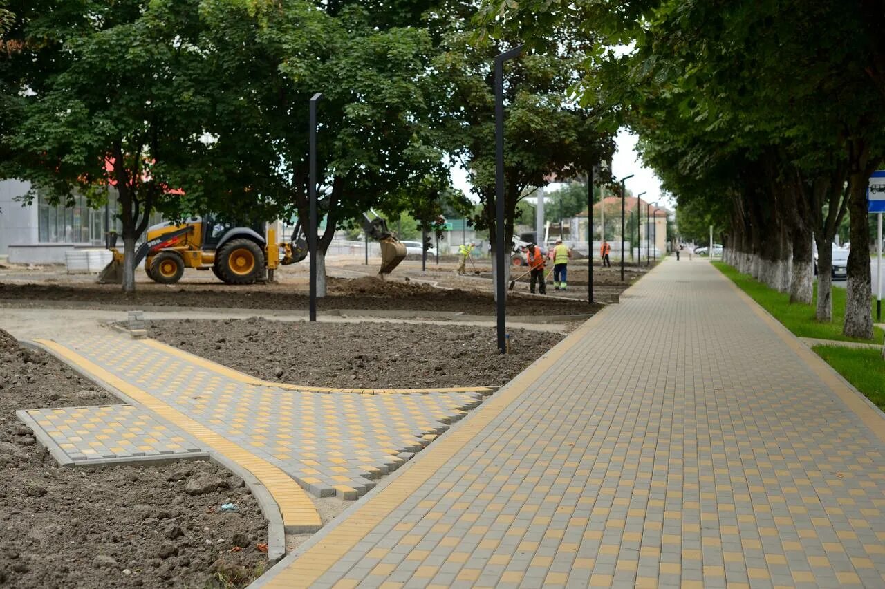 Улица адыгейская майкоп. Городской парк Майкоп. КБР благоустройства Шогенцукова. Майкоп Центральный парк. Благоустройство пешеходной зоны.