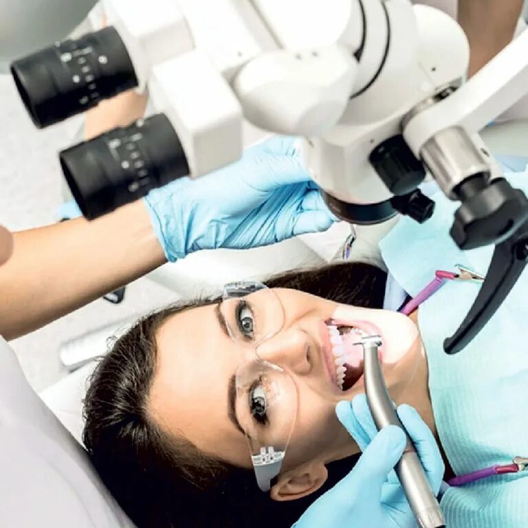 Стоматолог с микроскопом. Лечение с микроскопом. Лечение с микроскопом. Стоматолог с микроскопом. Метроскоп в стоматологии.