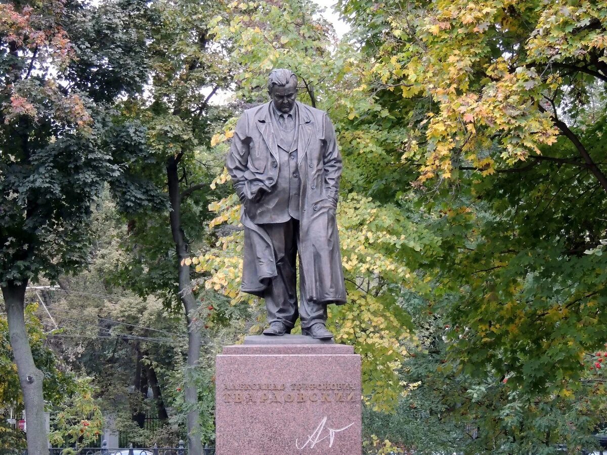 Памятник Твардовскому в Москве. Памятник Твардовскому в Москве на страстном бульваре.