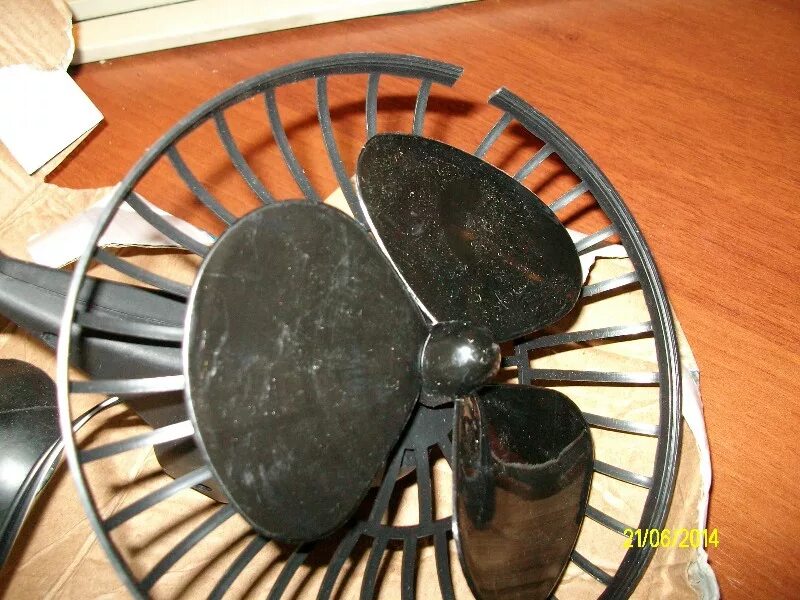 сломанная лопасть вентилятора. вентилятор сломался достаем инструменты. сломанный вентилятор напольный. вентилятор сломался достаем инструменты. сломанный кулер.