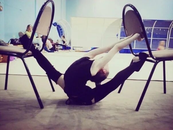 Поперечный шпагат на стульях. Шпагат на стульях. Провисной шпагат на стульях. Ирина чащина растяжка. Растяжка с двух стульев.