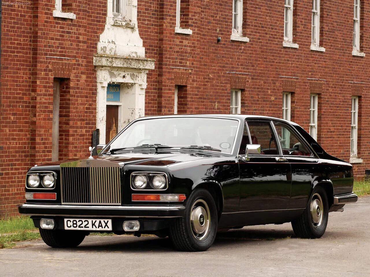 Rolls история. Rolls Royce 1975. Rolls-Royce Camargue. Автомобили 1975 Роллс Ройс. Роллс Ройс Камарг 1985.