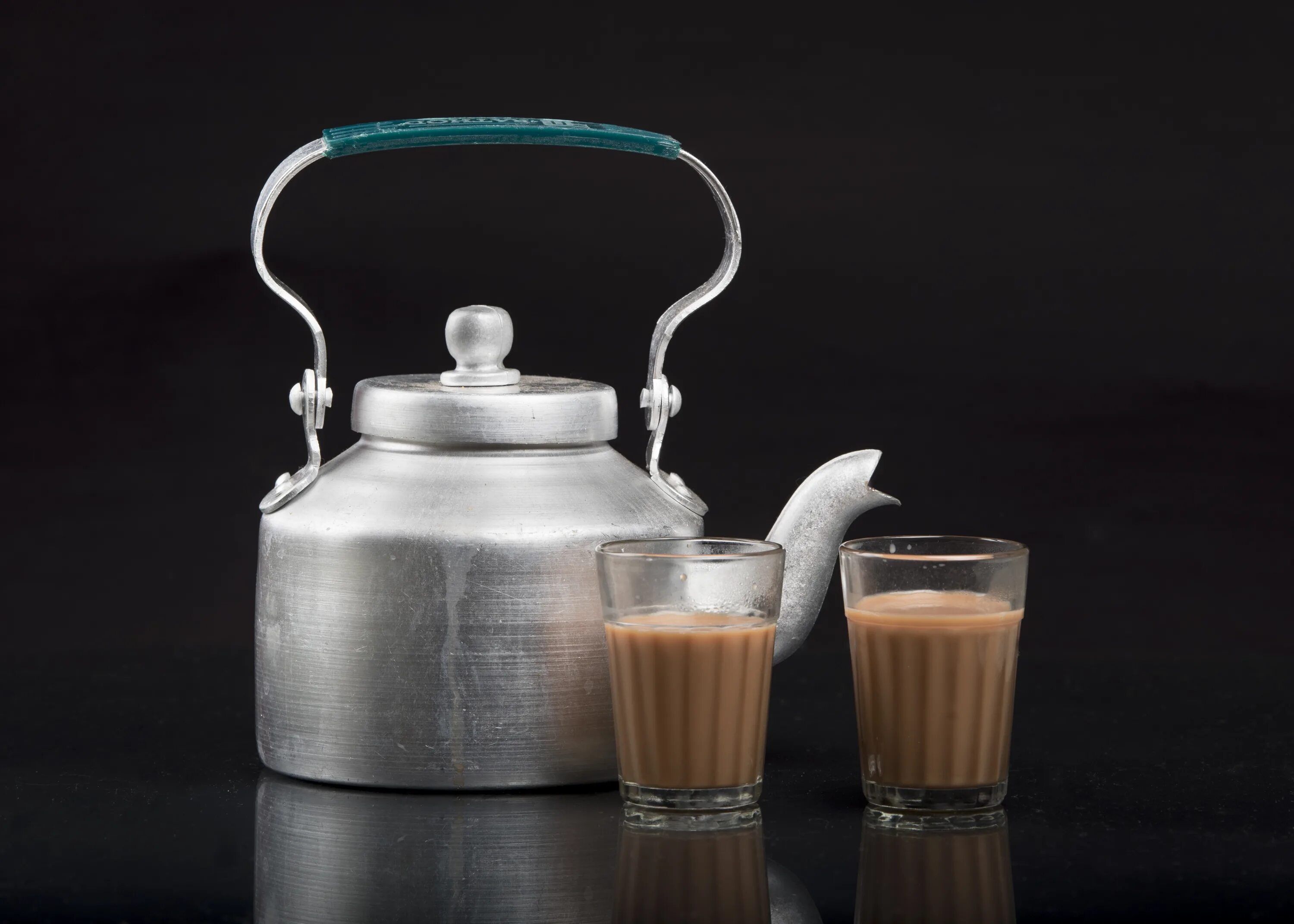 Chai последняя версия. Чай с молоком в чайнике. tea kettle. chai. kerala tea.