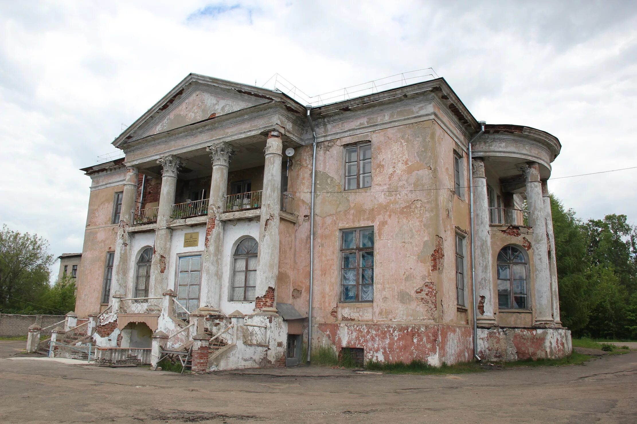 Парк заволжска ивановской области. Заволжск ивановская. Заволжск ивановская. Памятник фрунзе заволжск. Парк заволжска ивановской области.