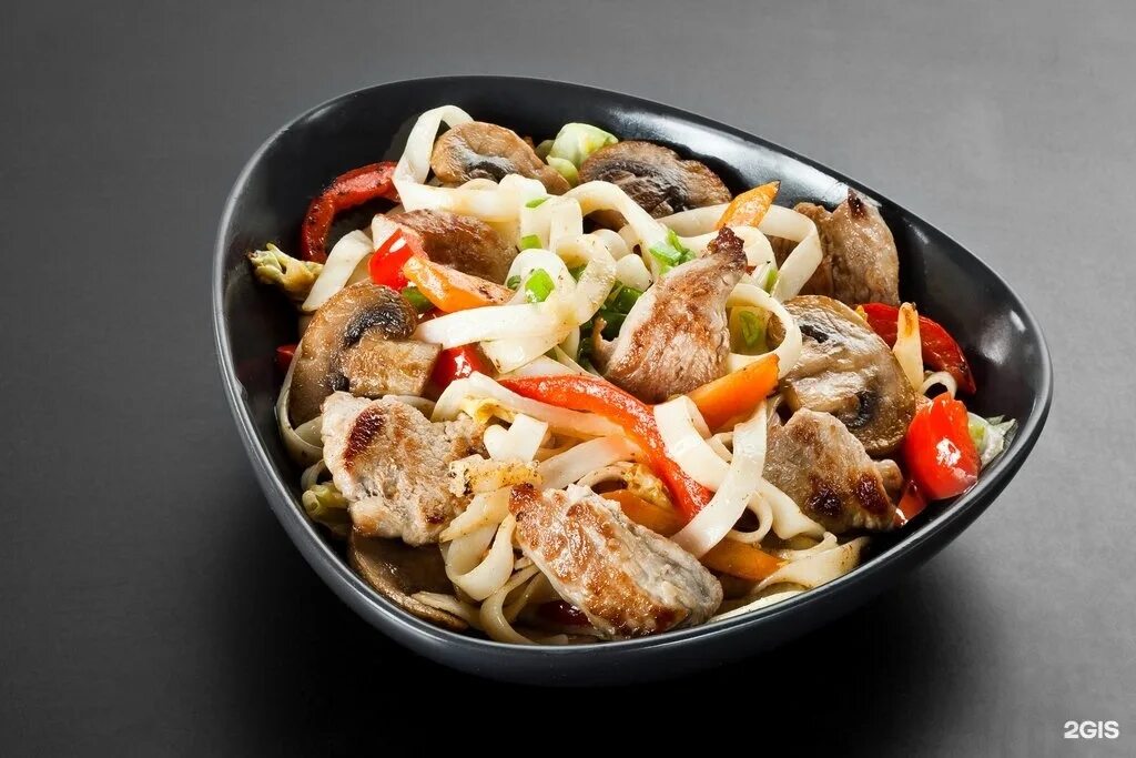 вок свинина лапша удон. домашний вок со свининой и овощами. тори тяхан. набэ яки удон. японский плов тяхан.