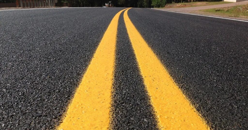 Гравийная дорога. Дорога с тротуаром фон. Road pavement. Щебеночно-мастичная асфальтобетонная смесь. Road pavement.